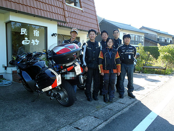 民宿「白砂」前にて